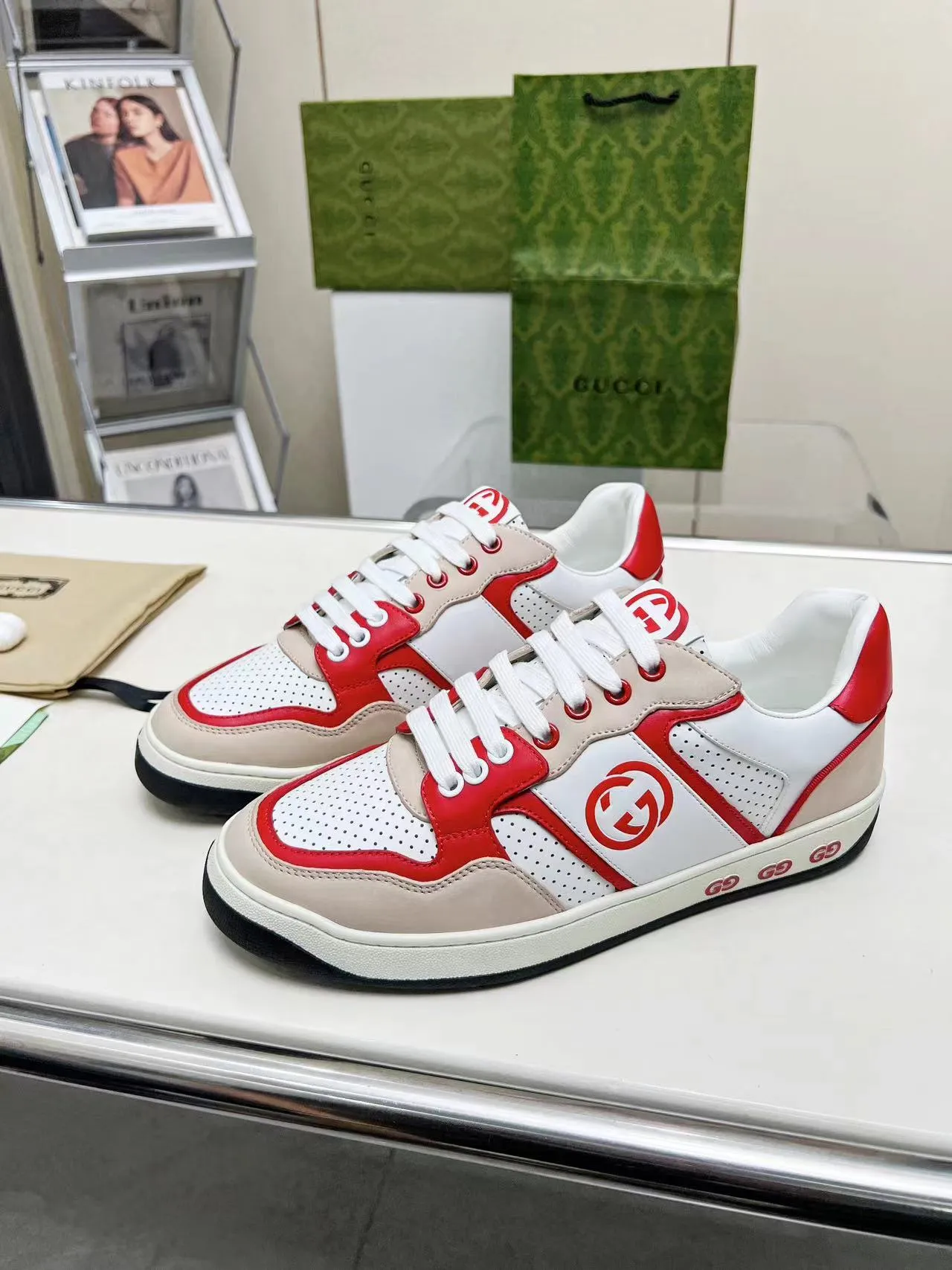 P620 💞💞Gucci G Home’s latest popular sports shoes, couple’s style, casual, retro white shoes 🌸🌸🌸 New popular series. The exquisite and compact interlocking double G logo romantically interprets the aesthetic concept of this series. Made of off-white leather, retro inspiration is cleverly blended into the sneaker design to reinterpret the brand logo. Exquisitely packaged at the delivery counter 🛍📦 ▪️Fabric: Original custom-made imported first-layer cowhide leather ▪️Lining: Original custom-made imported cowhide lining ▪️Outsole: Original molded two-color TPU outsole ▪️Size: Women's 35-40 / Men's 39-45